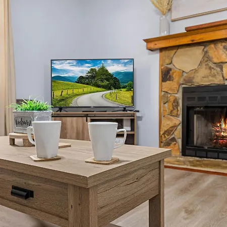 Andy Woods Lodge - 4 Bedrooms, 1,5 Baths, Sleeps 8 Home